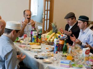 Keistimewaan Menjadi Umat Nabi Muhammad (3): Bebas Makan Apa Saja dan Bebas Shalat di Mana Saja