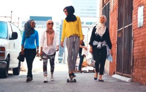Islam Tidak Lantas Benci Perempuan Berpakaian Mini dan Memasukkannya ke Neraka