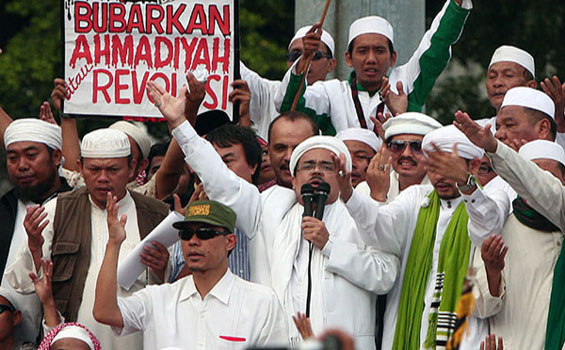 Reaktif terhadap Penistaan Agama Daripada Pelanggaran Hak Minoritas, Ada Apa Dengan Muslim Indonesia?