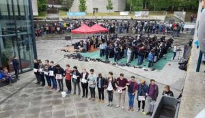 Lindungi Muslim yang Sholat, Para Mahasiswa di Inggris Membuat Barikade
