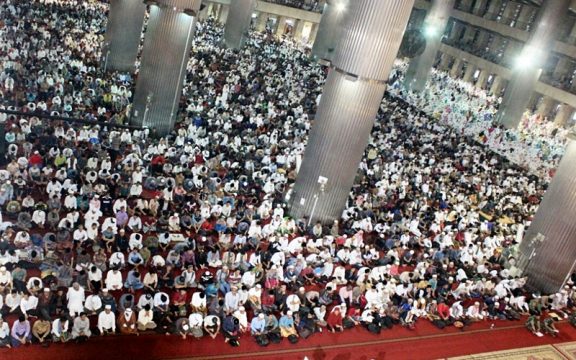 Keutamaan Sholat Tarawih Malam ke-25 - Islami[dot]co