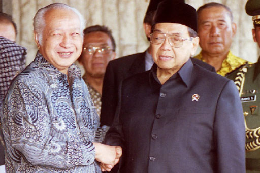 Lebaran Soeharto dan Gus Dur: Bermusuhan dalam Politik, Tapi Tetap Halal bi Halal