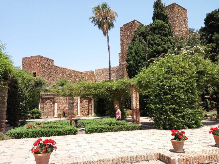 Alcazaba: Benteng Pertahanan Muslim di Malaga