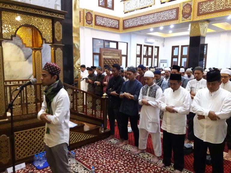 Niat Shalat Tarawih Ramadhan 2021 dan Bacaan Doa Kamilin Lengkap