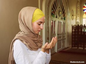 Hukum Mengangkat Kedua Tangan Saat Berdo’a