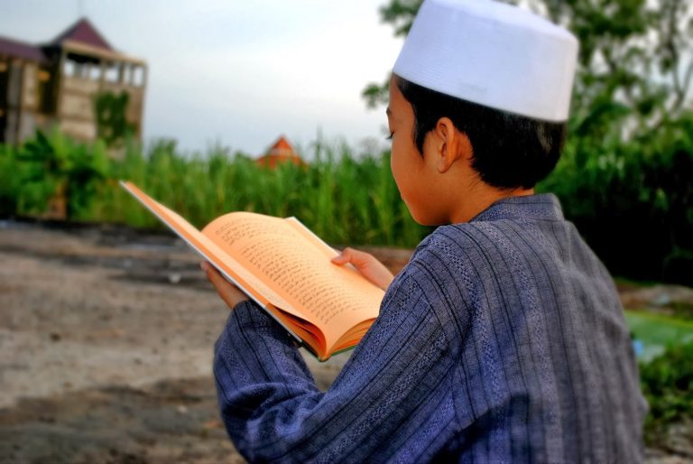 Bolehkah Belajar Agama dengan Bermodal Buku Saja tanpa Berguru?