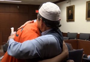 Di Pengadilan Kentucky, Seorang Lelaki Muslim Memaafkan Pembunuh Anaknya