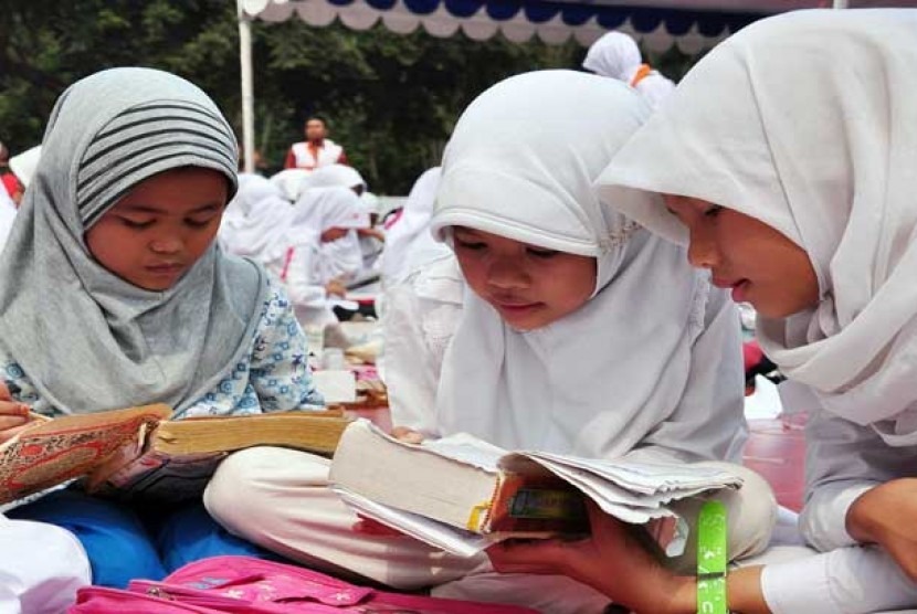 Islam mewajibkan umatnya menuntut ilmu untuk memperoleh