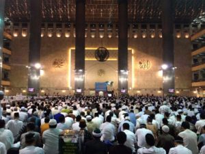 Lebih Baik Shalat Id di Masjid atau Lapangan?