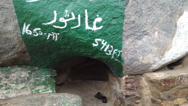 Saat perjalanan hijrah nabi muhammad shallallahu salam bersembunyi disebuah gua yang bernama gua