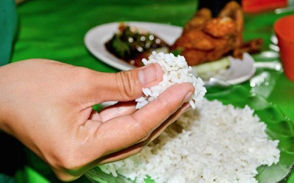 Mengapa Rasul Melarang Kita Makan dengan Tangan Kiri, Ini 