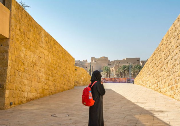 Pertama Kali Dalam Sejarah Pemandu Wisata Perempuan Arab Saudi Mendapat Penghargaan