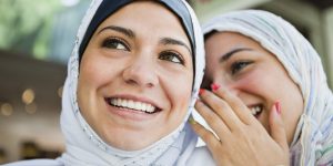 Komentar Sinis Perempuan Aktif di Publik & Kenapa Islam Membenci Itu
