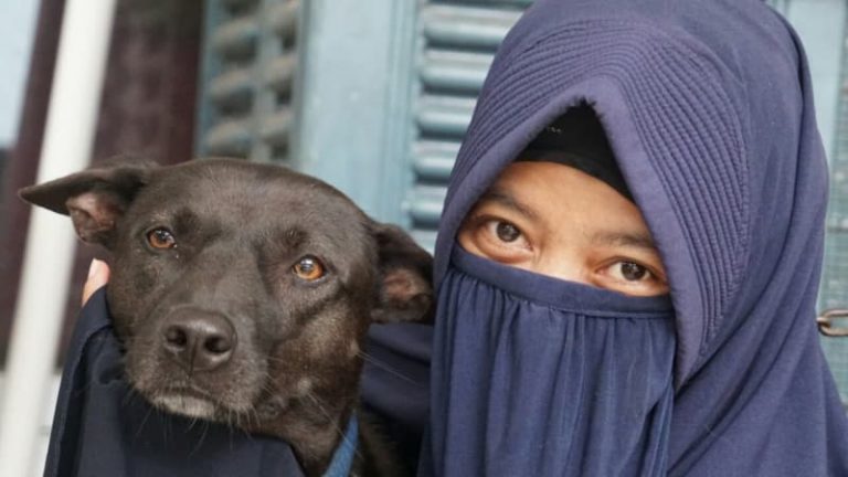 Perempuan Bercadar yang Urus 70 Anjing Diusir, Ustadz Ahong: Kok Jahat Banget Sih?