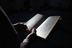 Bolehkah Pura-pura Menangis Saat Membaca Al-Quran