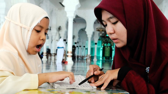 Bolehkah Perempuan Mengajar Al-Quran? Ini Jawaban As-Syinqithi!