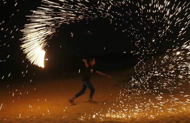 Cara Warga Palestina Protes Israel Di Malam Hari