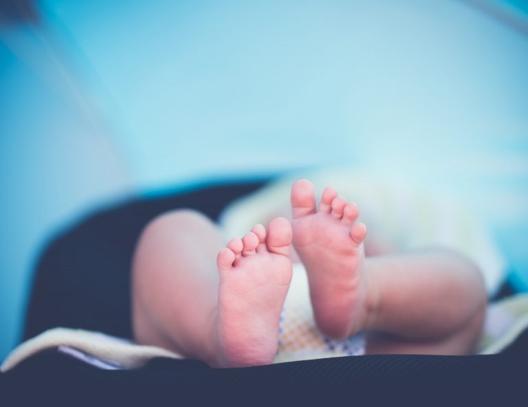 Mengadzani Bayi Baru Lahir, Apakah Harus Ayah?