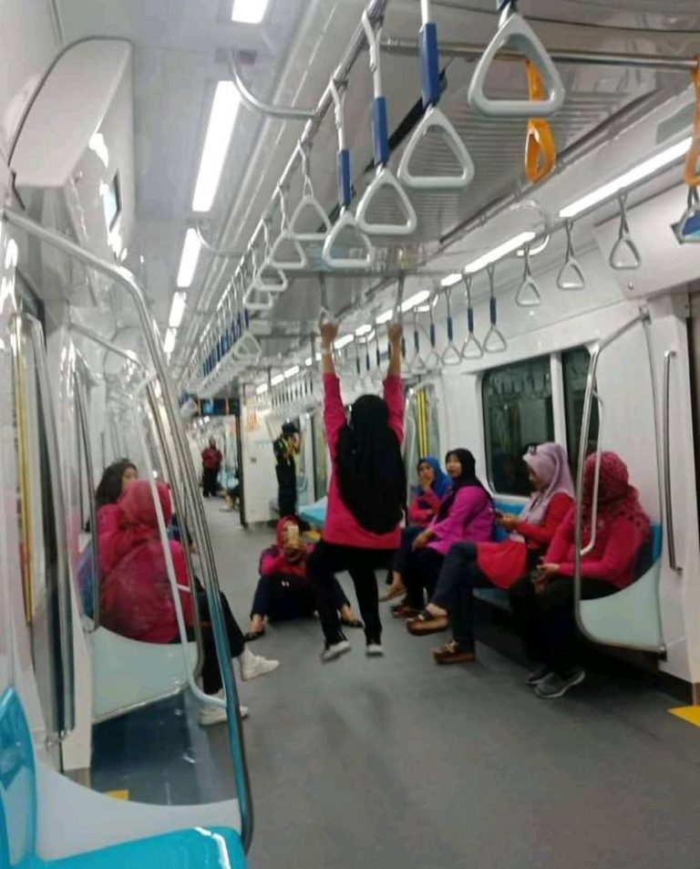 Menjadi Norak dan Kampungan di MRT itu Salah Siapa?