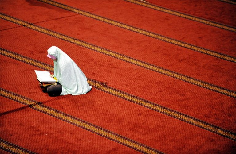 Bolehkah Mengusir Perempuan yang Tak Berhijab dari Masjid?