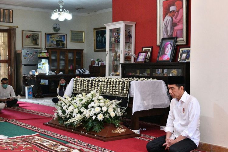 OBITUARI: Sujiatmi dan Cinta Jokowi yang Tak Bertepi