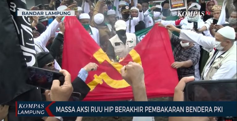 Membakar Bendera PKI, Seperti Berkelahi dengan Orang-orangan Sawah