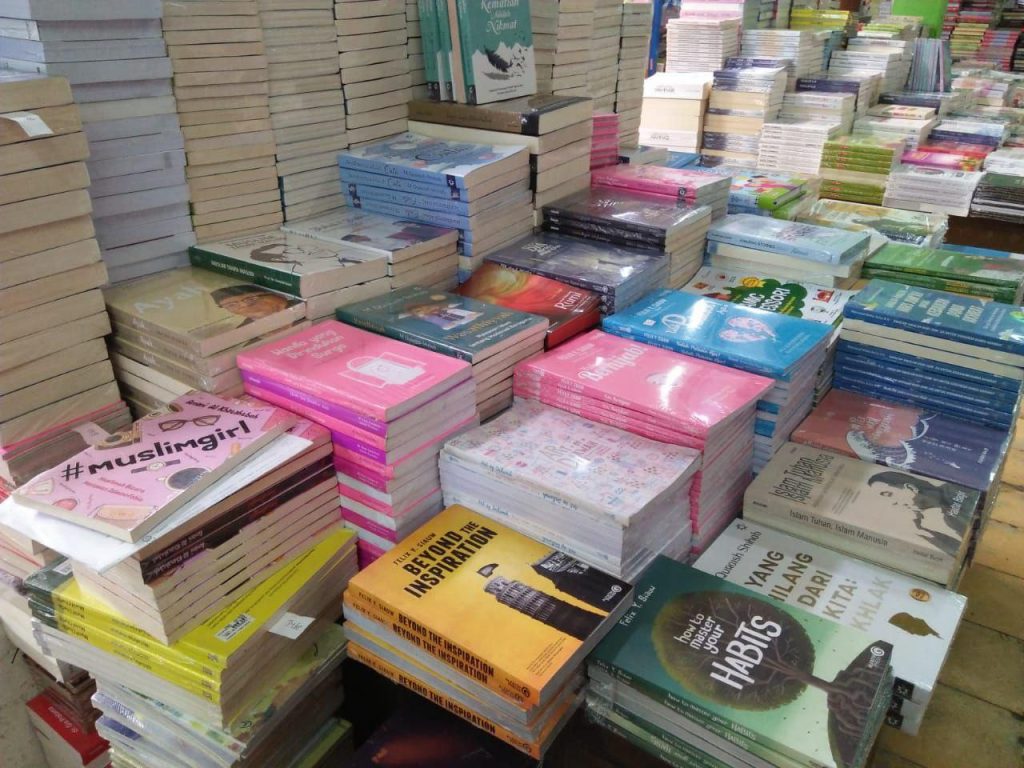 Islam Moderat di Rak Toko  Buku  Judul Buku  Islam Moderat 