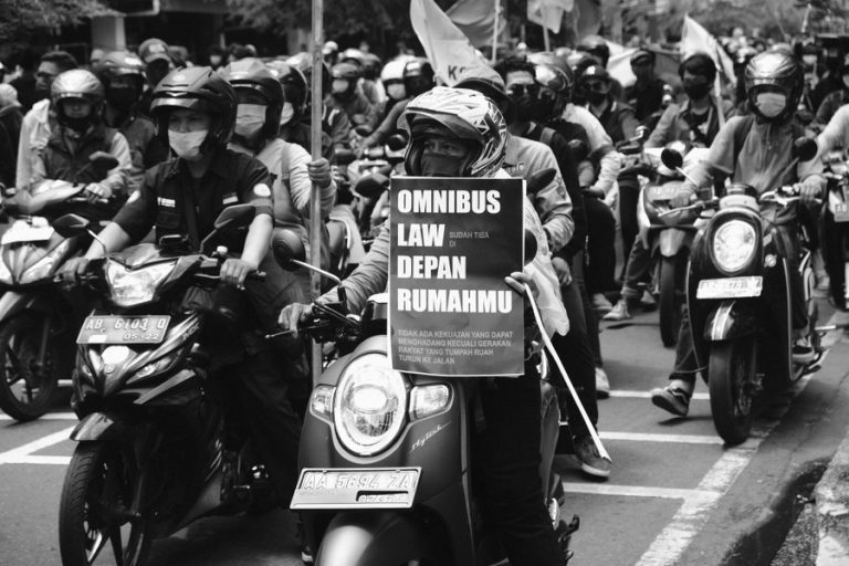 #JogjaMemanggil: Foto Demo Tolak Omnibus Law UU Cipta Kerja di Malioboro Jogja