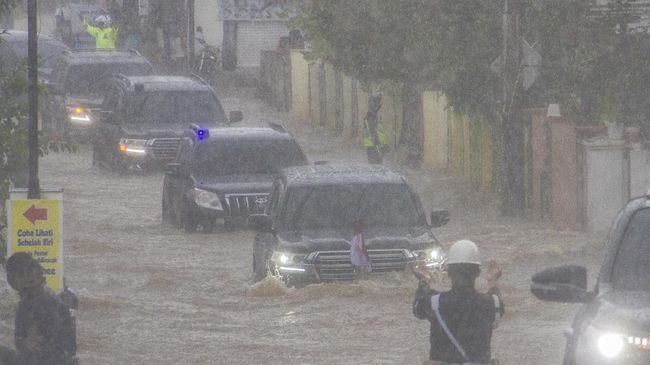 Presiden Jokowi Bilang Banjir Kalsel Karena Curah Hujan, Tapi Tidak Bertanya Kenapa Intensitasnya Nggak Biasa