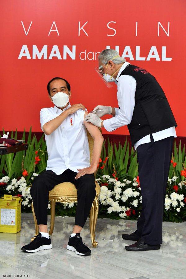 Deg Degan Melihat Jokowi Divaksin & Narasi Hoaks Vaksin yang Perlahan Membunuh Kita