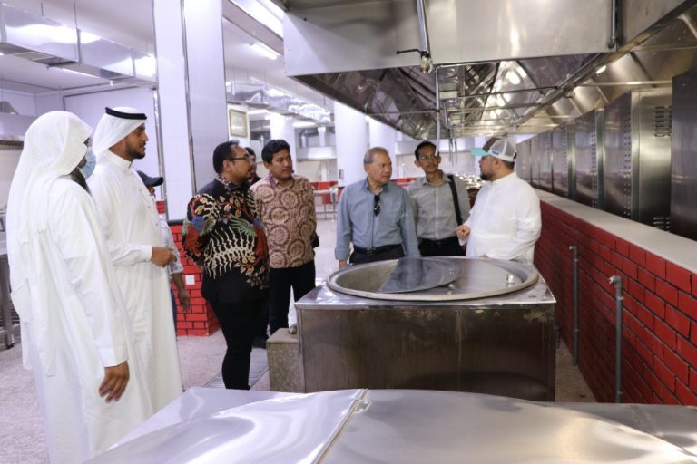 Pastikan Kenyamanan Jemaah Haji Indonesia, Menag Yaqut Tinjau Kualitas Layanan di Makkah