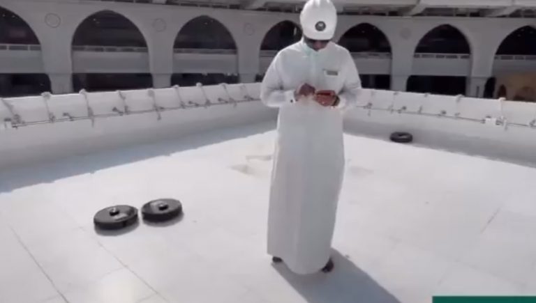 Sambut Musim Haji, Atap Kakbah Dibersihkan dengan Robot Android