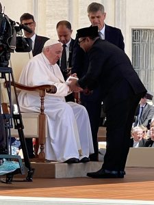 Bertemu Paus Fransiskus di Vatikan, Menag Yaqut Sampaikan Undangan Presiden Jokowi