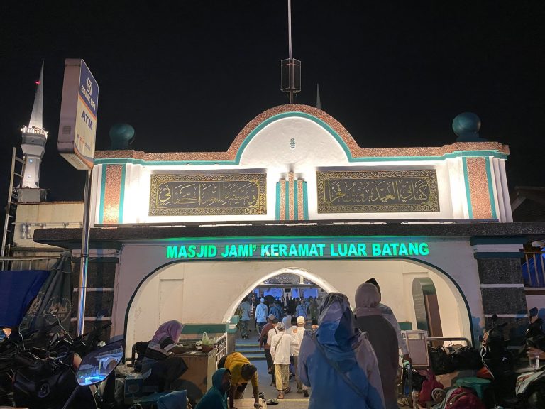 Wisata Religi Jakarta: Ziarah 3 Makam dalam Semalam