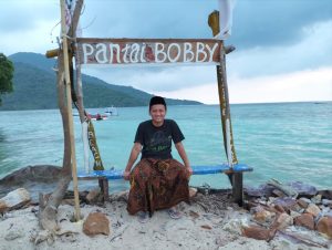 Pantai Bobby: Belajar Merawat Lingkungan Pantai dari Pak Bobby
