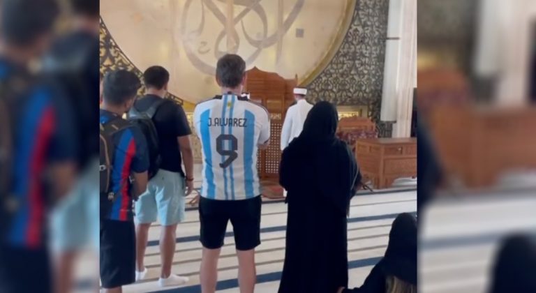 Wisatawan Asing Piala Dunia Qatar Ramai-ramai Mendatangi Masjid setelah Mendengar Indahnya Lantunan Adzan