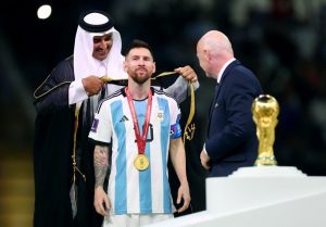 Ketika Jurnalis Barat ‘Kepanasan’ Melihat Emir Qatar Memakaikan Jubah Untuk Messi