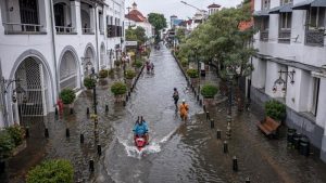 ‘Tradisi’ Banjir Tahun Baru dan Pentingnya Kesadaran Melestarikan Lingkungan