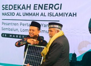 Penyerahan bantuan panel surya secara simbolik kepada PP Yami