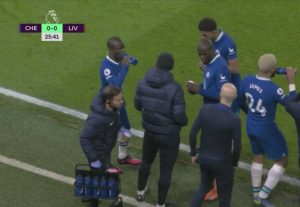 Momen Indah dalam Pertandingan Chelsea Vs Liverpool, Ketika Pemain Muslim Buka Bersama di Pinggir Lapangan