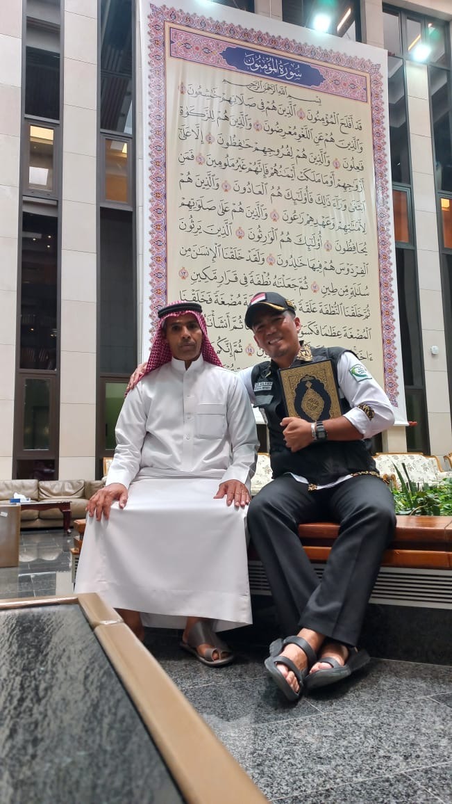 Sembuhkan Kaki yang Sakit, Petugas Haji ini Dapat Apresiasi dari Petinggi Percetakan Al-Quran King Fahd Madinah