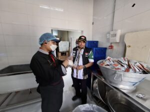 Uniknya Dapur di Arafah: Pakai Kayu Bakar Agar Lebih Aman