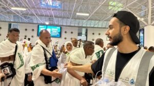 Kenalkan, Inilah Pasukan Rompi Putih di Bandara Jeddah: Siap Bagi-bagi Zamzam Gratis