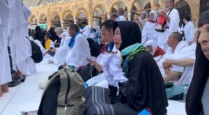 Menangis di Depan Ka’bah, Guru Madrasah Ini Doakan Indonesia