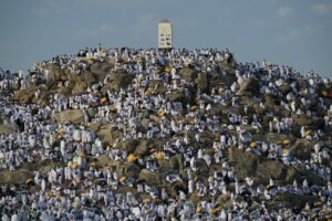 Suasana Jabal Rahmah pada musim Haji 2024, dipadati jemaah haji dari berbagai negara. (Foto: MCH 2024)