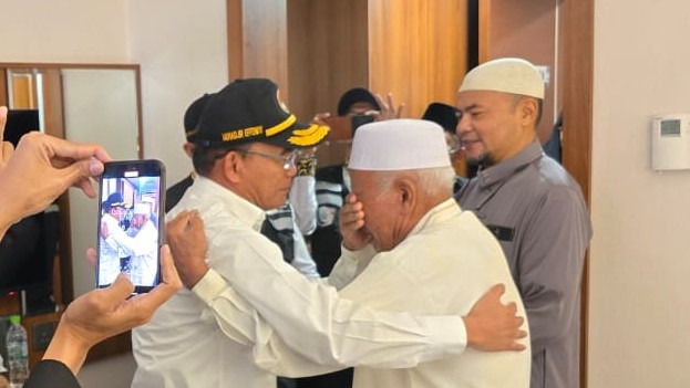 Bertemu Menko PMK, Jemaah Haji Menangis Haru: Terima Kasih Layanannya