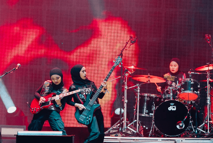 Trio Musisi Perempuan Ubah Stigma Islam di Barat, Kisah Voice of Baceprot di Panggung Heavy Metal Eropa 