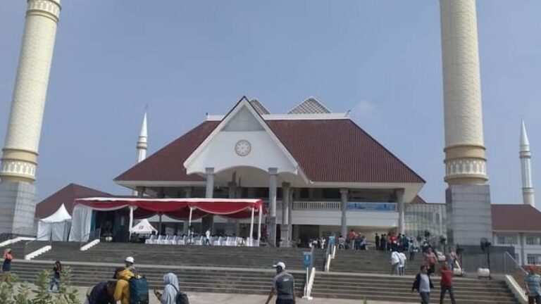 Masjid dan Gerakan Sosial, Apa Bisa Lebih dari Sekadar Dekat Umat?