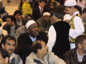 Hakeem olajuwon bersama anak-anak muslim