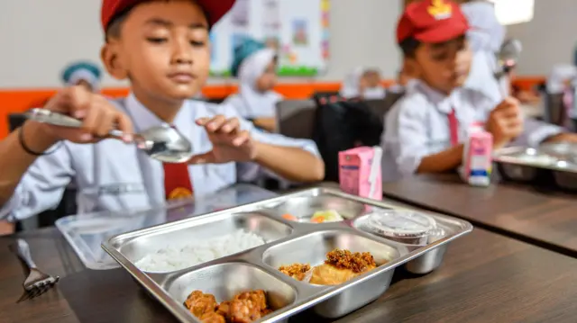 Makan Gratis: Dari Era Nabi, Sahabat, Khalifah, Hingga Prabowo